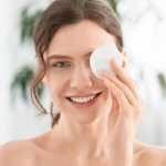 Cuidado! Cinco consecuencias que afectan a tu piel al dormir maquillada.