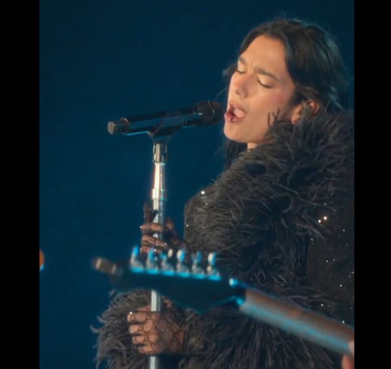 🎸¡DUA LIPA SE EMOCIONA HASTA LAS LÁGRIMAS CON EL PÚBLICO ARGENTINO AL CANTAR DE MÚSICA LIGERA!🇦🇷